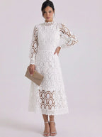 Midi-jurk met hoge hals en bladerdeeg van kant